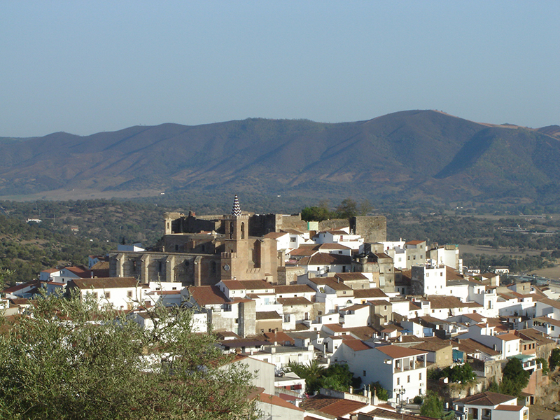 Vista urbana de Aroche en la que destaca su fortaleza. Autor: Diego Ríos.